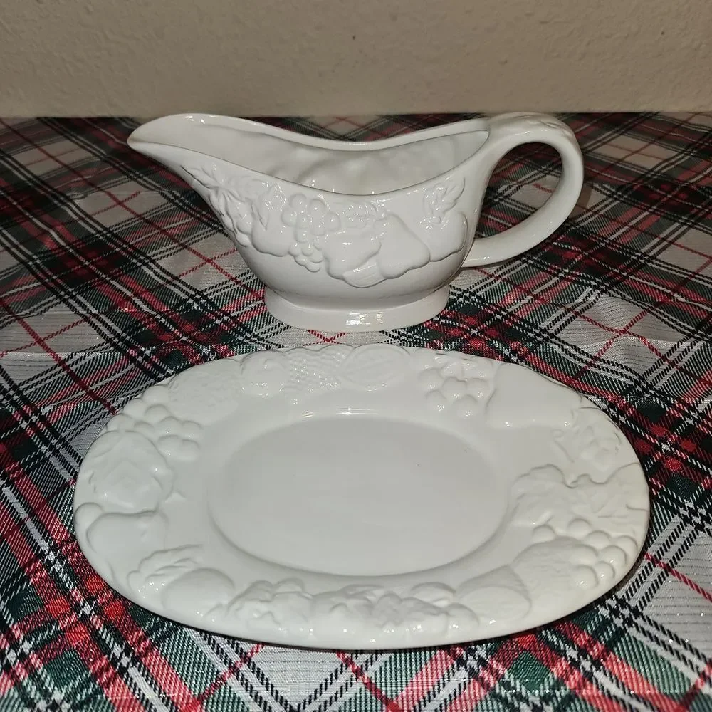 Gibson Home Fruitful Gravy Boat with Saucer